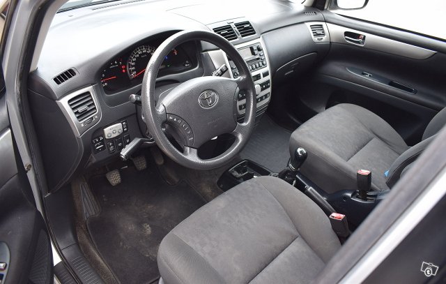 Toyota Avensis Verso 8