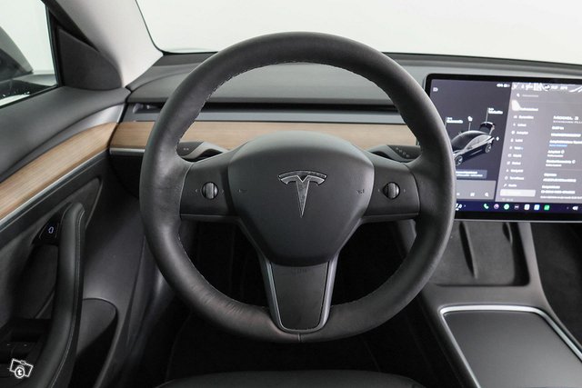 Tesla Model 3 4