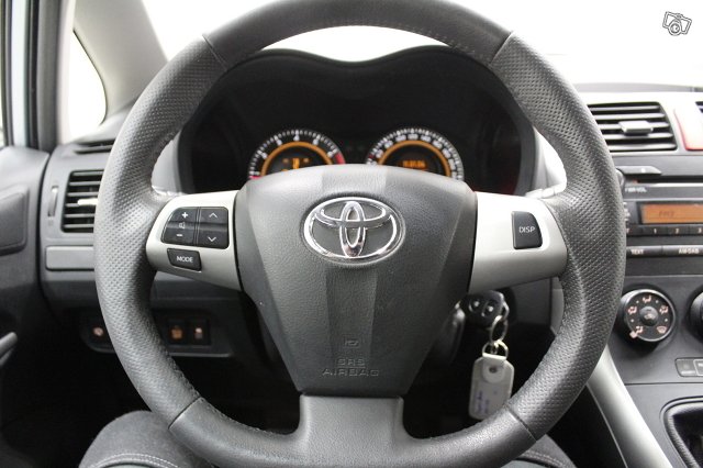 Toyota Auris 13