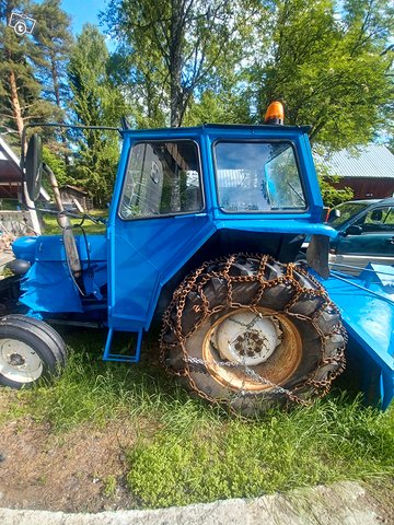 Myytävänä Super Dexta lingolla oleva traktori, kuva 1