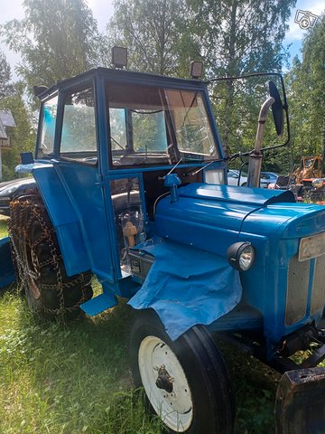 Myytävänä Super Dexta lingolla oleva traktori 2