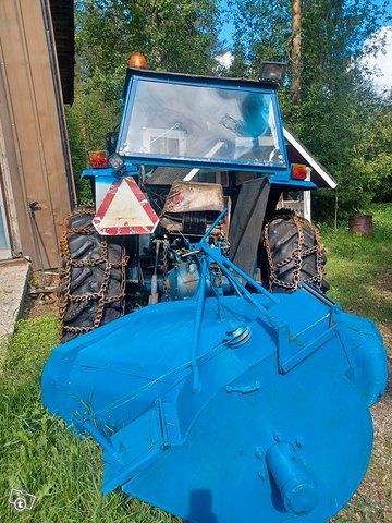 Myytävänä Super Dexta lingolla oleva traktori 3