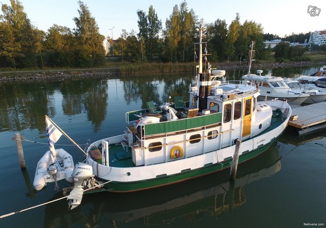 Valko-vihreä Teräs-matkavene 2