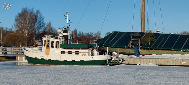 Valko-vihreä Teräs-matkavene 9