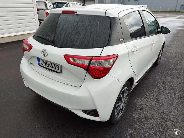 TOYOTA Yaris 2