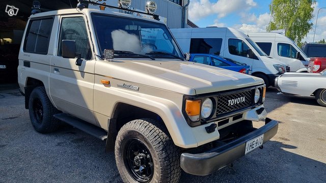 Toyota Land Cruiser 1