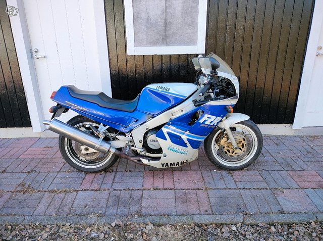 Yamaha FZR 1