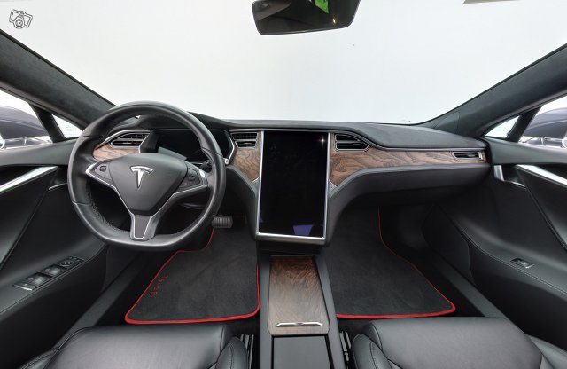 Tesla Model S 11