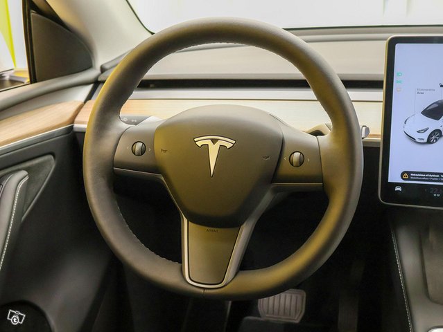 Tesla Model Y 4