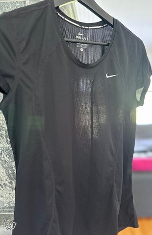 Naisten Nike ja Röhnisch t-paidat, kuva 1
