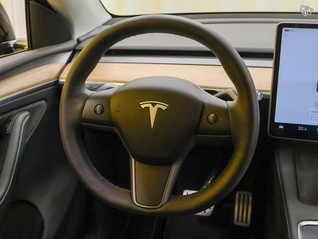 Tesla Model Y 4