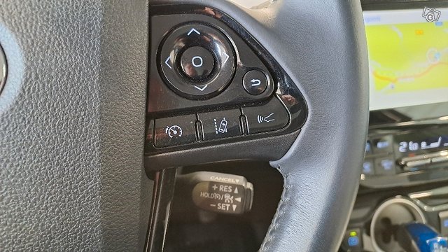 TOYOTA Prius Plug-in 16
