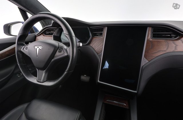 Tesla Model X 12