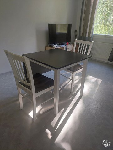 Ruokapöytä ja tuolit, kuva 1