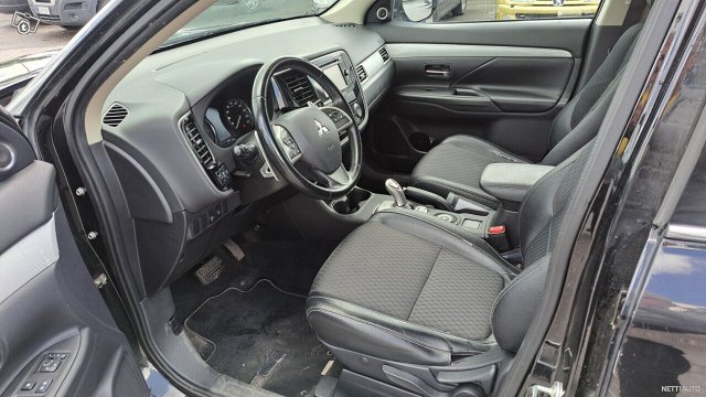 Mitsubishi Outlander PHEV 14