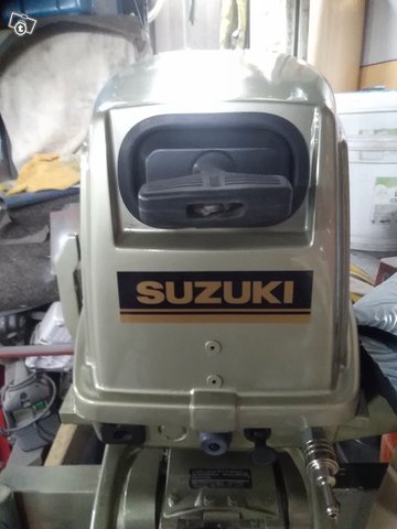 Suzuki 9.9 perämoottori polttoainetankilla 2