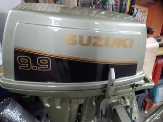 Suzuki 9.9 perämoottori polttoainetankilla 1