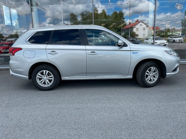 Mitsubishi Outlander PHEV 2