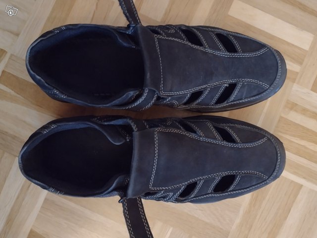 Mustat sandaalit