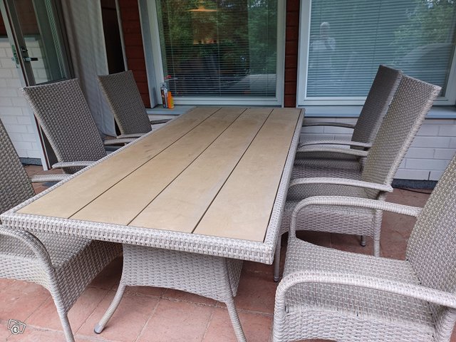 Pöytä ja 6 tuolia, kuva 1