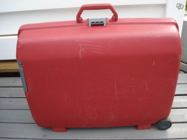 Punainen kova matkalaukku + tukiremmi, kuva 1