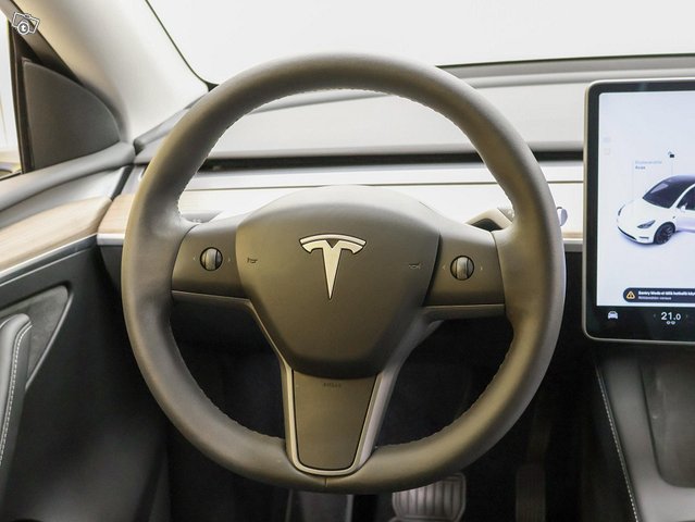 Tesla Model Y 4