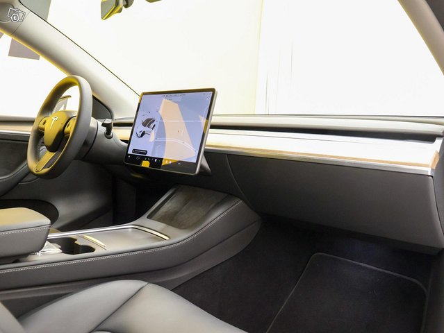 Tesla Model Y 12