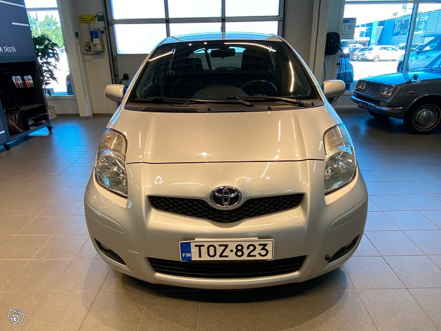 TOYOTA YARIS 8