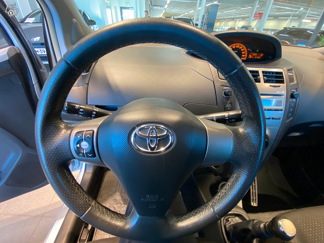 TOYOTA YARIS 15