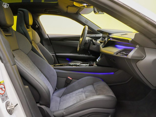 Audi E-tron GT 16