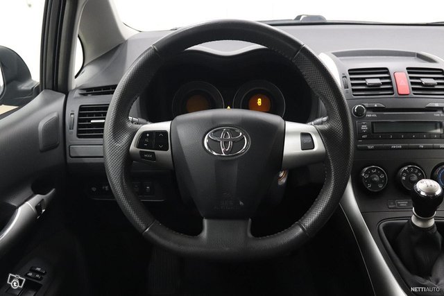 Toyota Auris 15