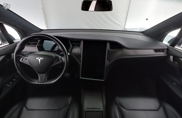 TESLA MODEL X 8