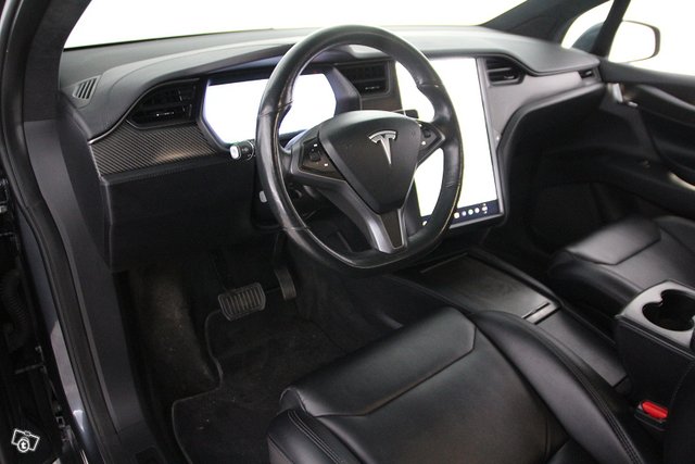 TESLA MODEL X 10