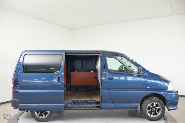 Toyota Hiace 17