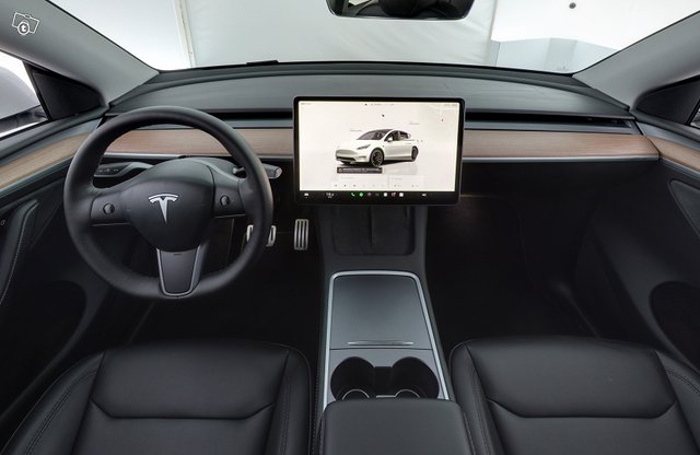 TESLA MODEL Y 7