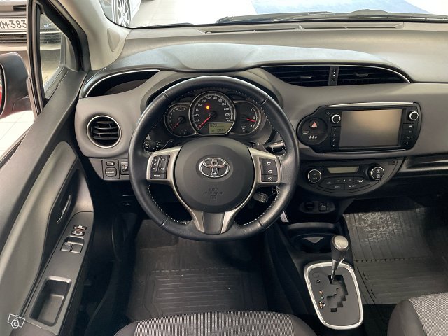 TOYOTA YARIS 12