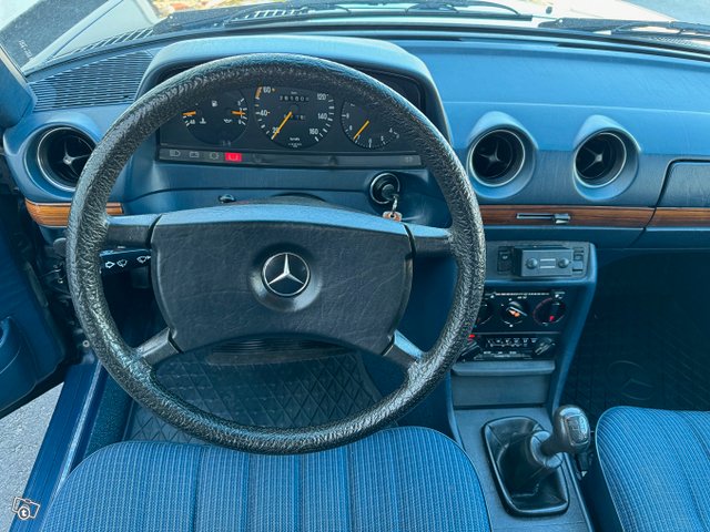 Mercedes-Benz 240 21