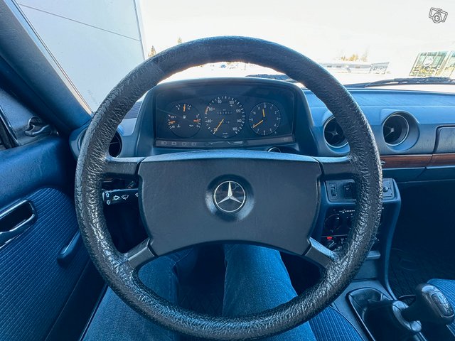 Mercedes-Benz 240 23