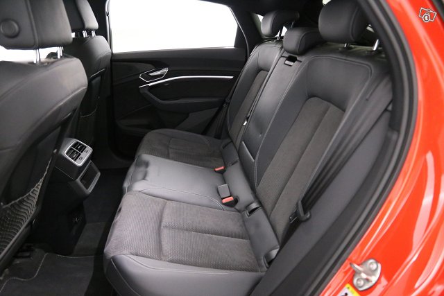 Audi E-tron 13