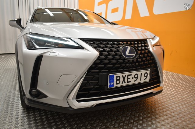 Lexus UX 10