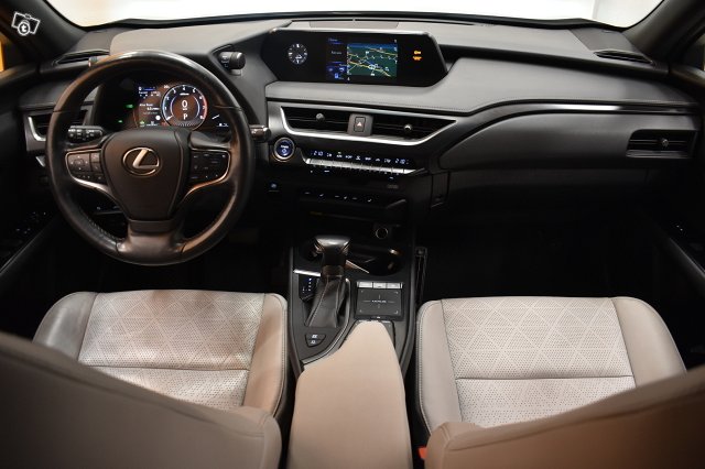 Lexus UX 16