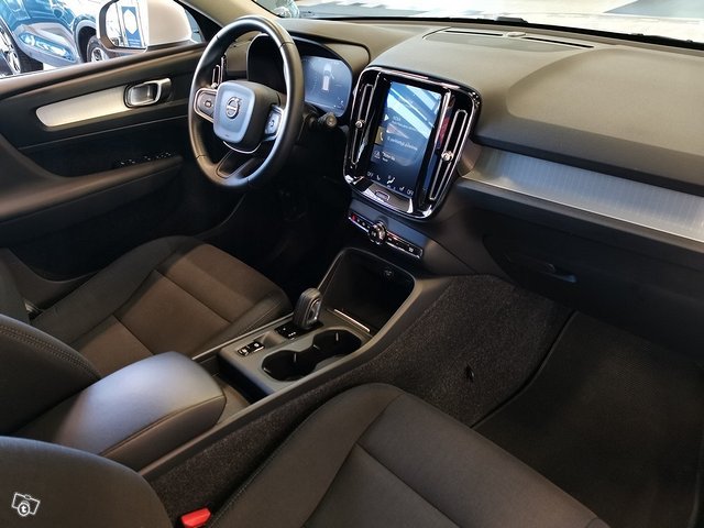 VOLVO XC40 8