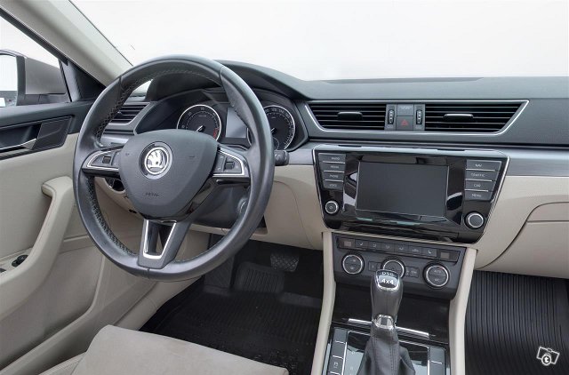 SKODA Superb 9