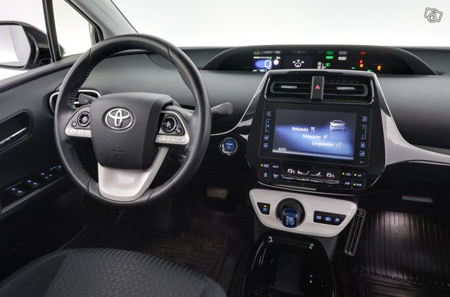 Toyota Prius PHEV 12