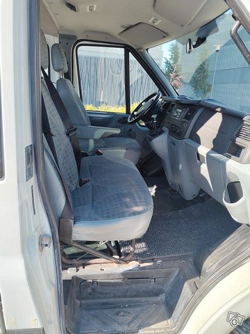 Ford Transit 9-hengen minibussi 3