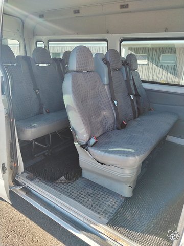 Ford Transit 9-hengen minibussi 4