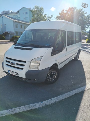 Ford Transit 9-hengen minibussi 2