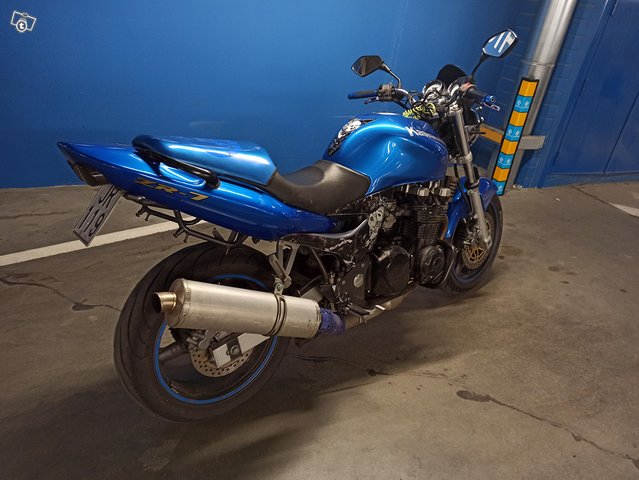 Kawasaki ZR-7 6