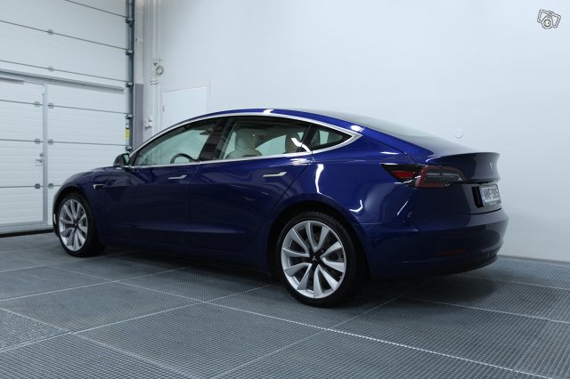 Tesla Model 3 4