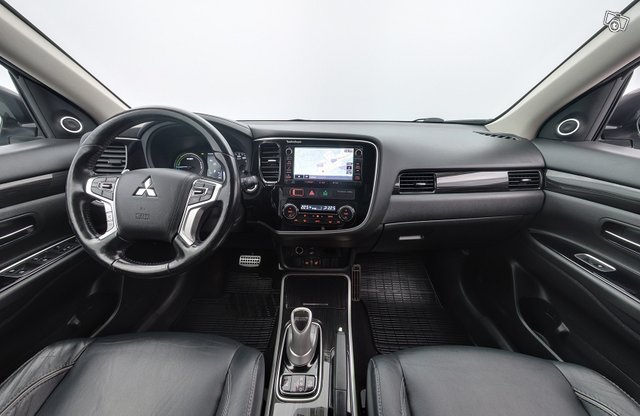 Mitsubishi Outlander PHEV 7